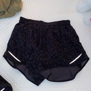 Camo lululemon hotty hot shorts 6 tall